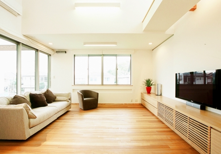 白い壁に光が反射し一日中明るいリビング