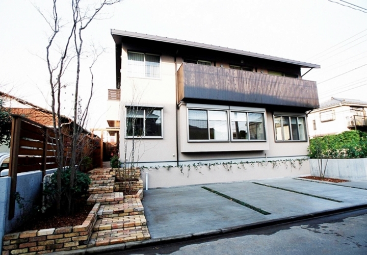 欧風テイストで個性的なレンガ造りの玄関アプローチ