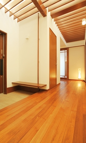 格子の天井で玄関ホールも明るく