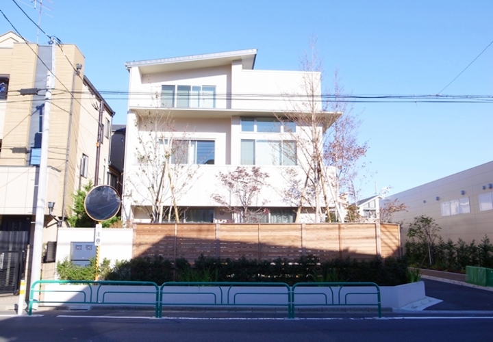 庭方面から外観を見る