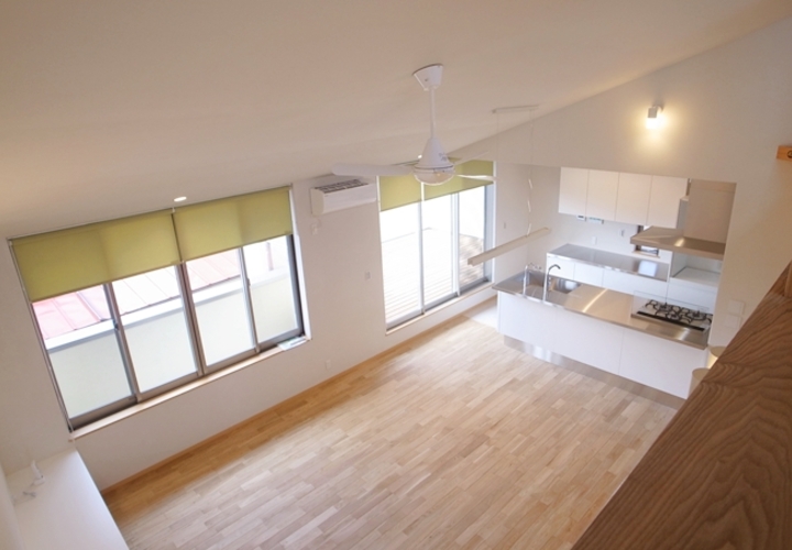 天井には傾斜を付けて