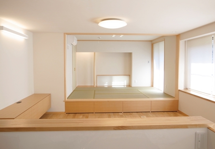 キッチンからリビング、和室への眺め