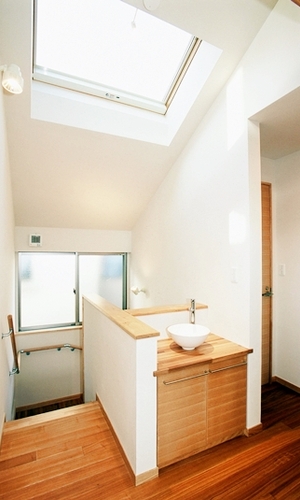 トップライトからの光で明るい2階洗面