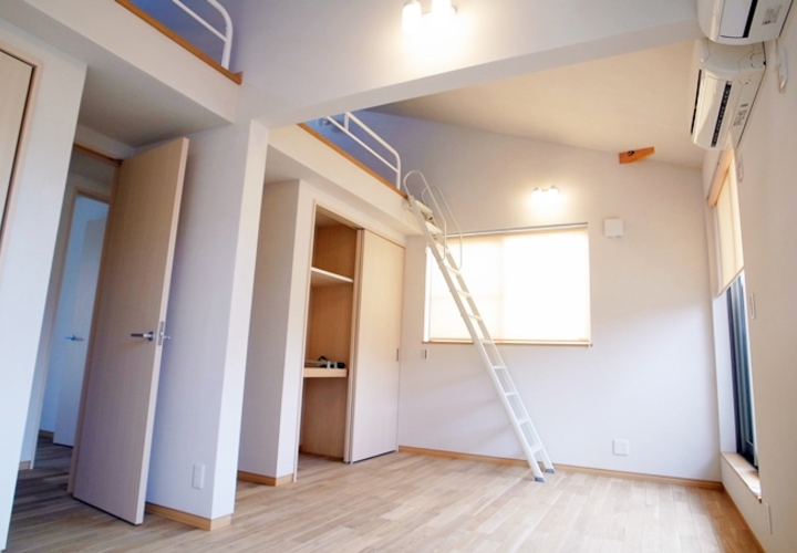将来は二つに仕切れるロフトのある子ども部屋