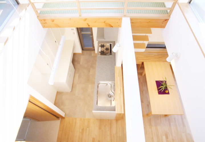 吹き抜けから見たダイニングキッチン