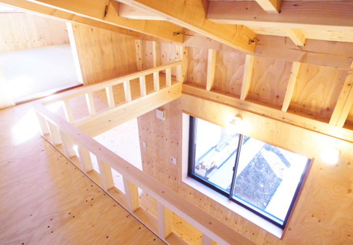 １階を見下ろせる２階の吹き抜けスペース