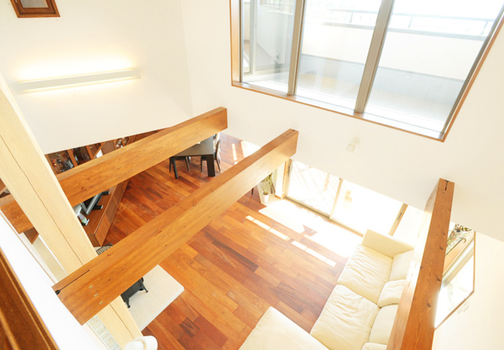 吹き抜けの窓から差し込む光があたたかいリビング