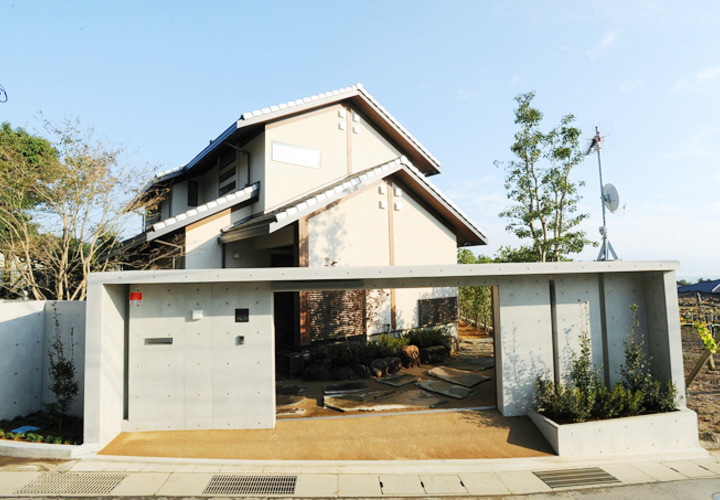 門の奥には玄関へと続く石畳