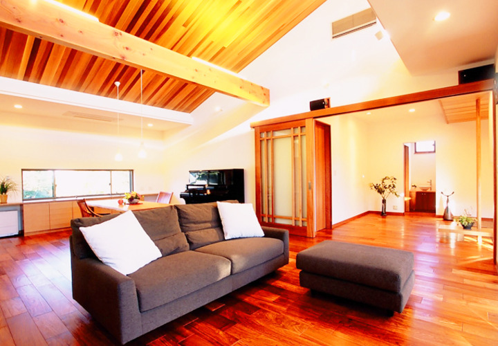 リビングは引戸を開ければ玄関までつながる大空間に