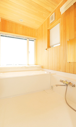 木の香りが心地よい浴室