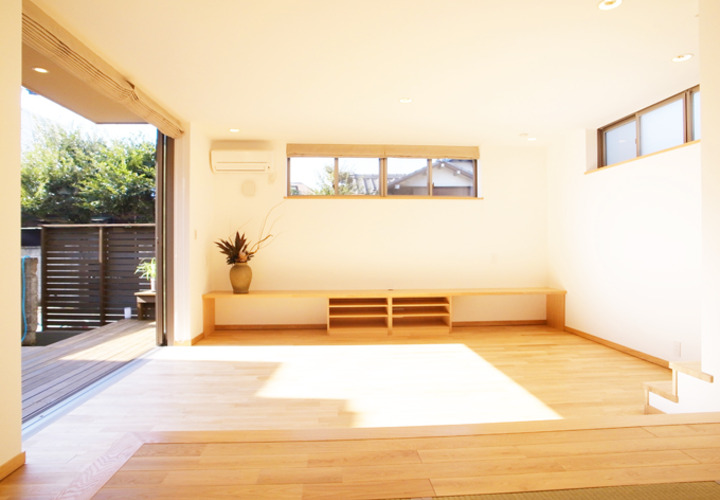 大きな掃き出し窓を開ければ縁側付きのリビングに