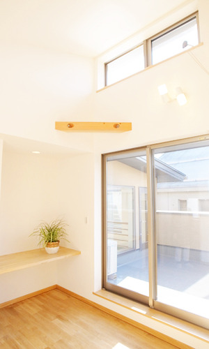 ２つの窓から差し込む光があたたかい部屋