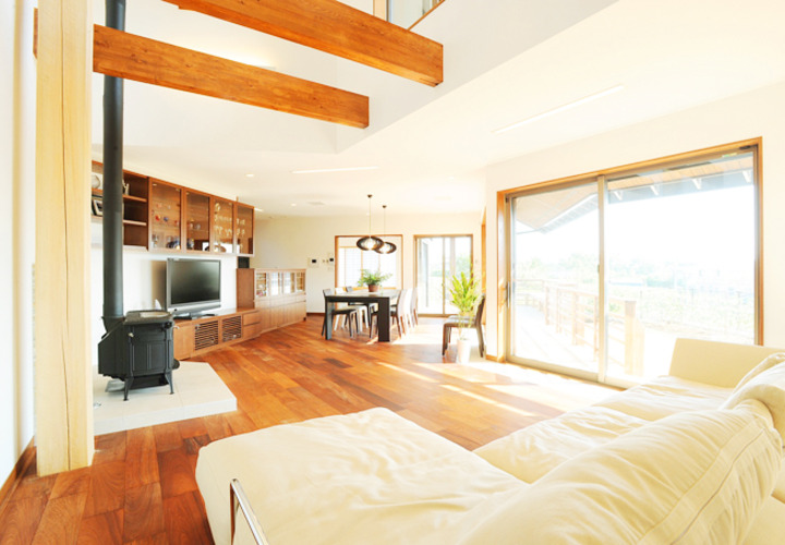 大きな掃き出し窓からの光が明るいリビング