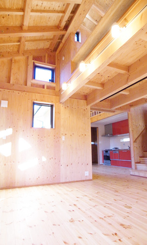 ２階まで吹き抜けた開放感あふれるリビングルーム