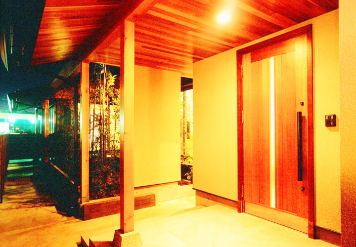 和風なたたずまいの玄関