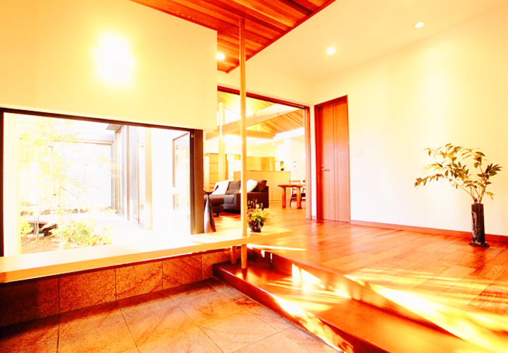 リビングまでつながる開放感あふれる玄関