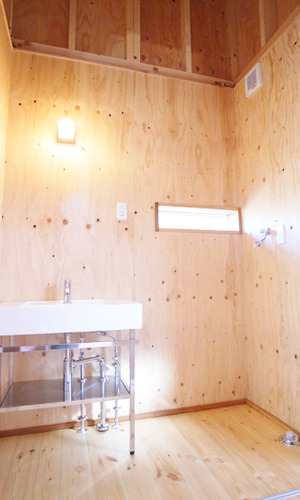 天井の高いシンプルな洗面所