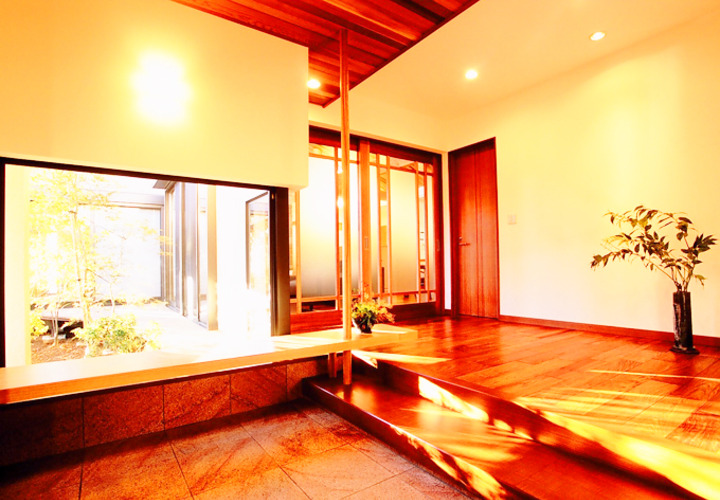 坪庭も垣間見える和風テイストな玄関