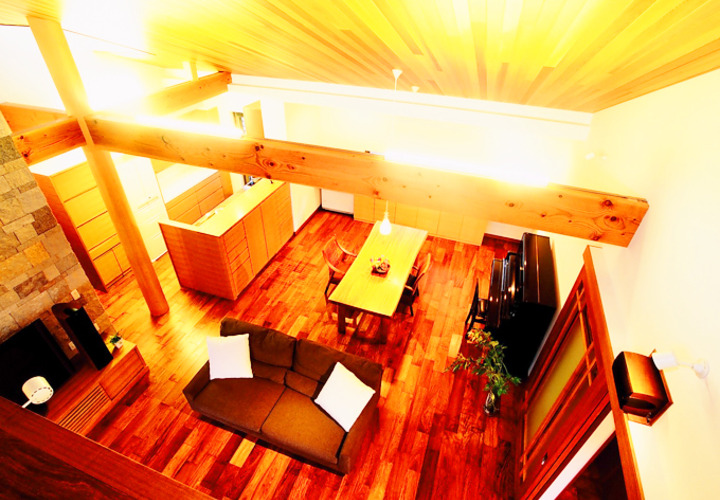 むき出しの大きな梁がアクセントのリビング