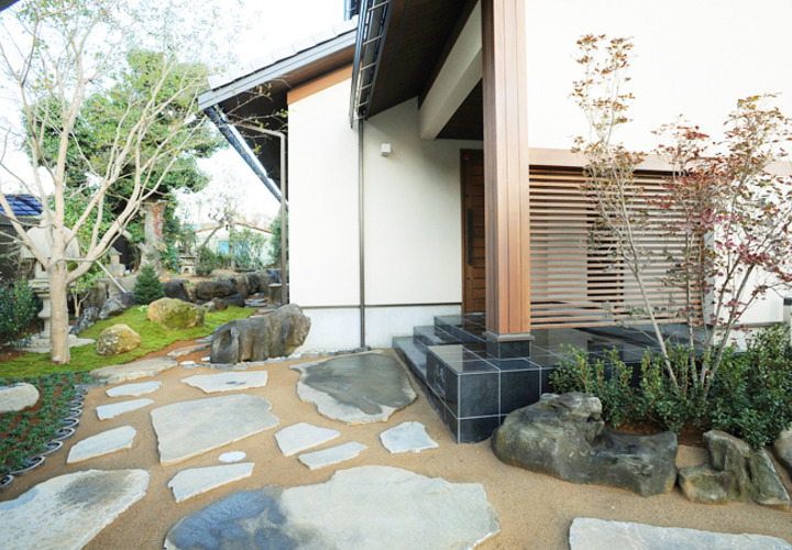 玄関へと続く石畳