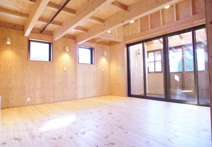 掃き出し窓からバルコニーまで一体感のあるリビング