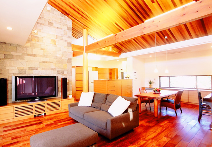 様々な色調の木材を使用した天井にマッチした床