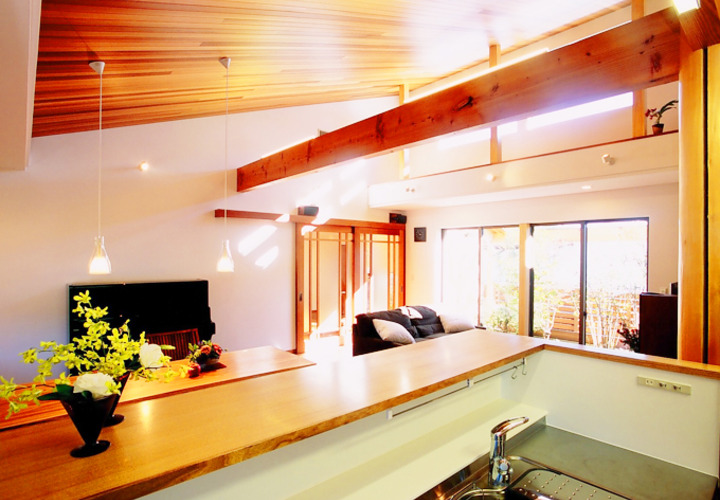 掃き出し窓と天井窓からの採光が心地よいリビングとキッチンからの眺め