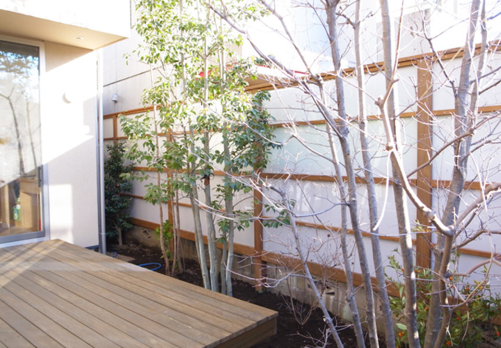 ウッドデッキ脇の植栽