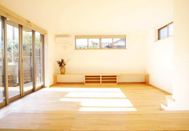 ３つの窓から差し込む光が明るいリビング