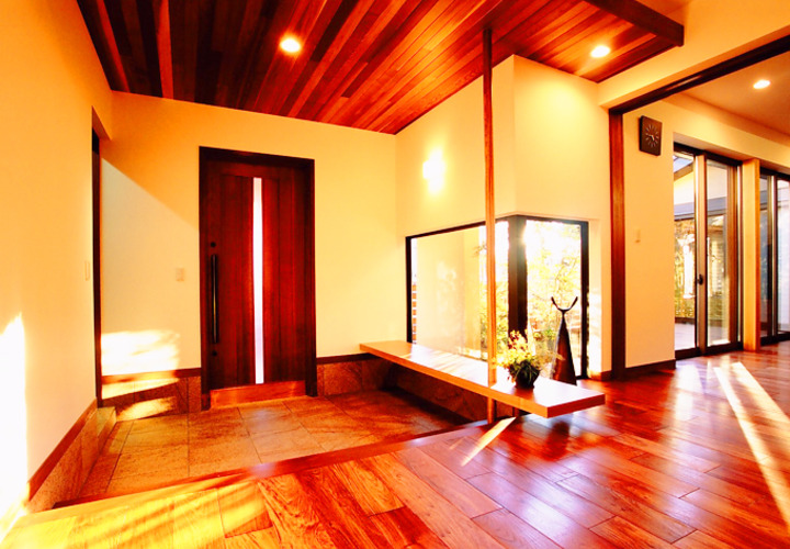 玄関は靴履きスペースも兼ね備えた落ち着きのある空間に