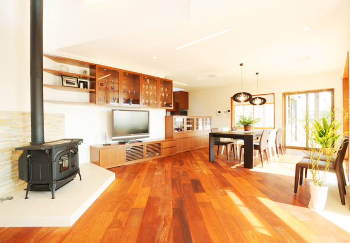 薪ストーブを囲んで団らんできる家族スペース