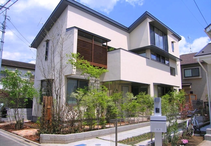 青空と緑が映える外観