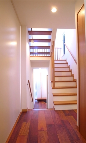 ステップから漏れる明るい光