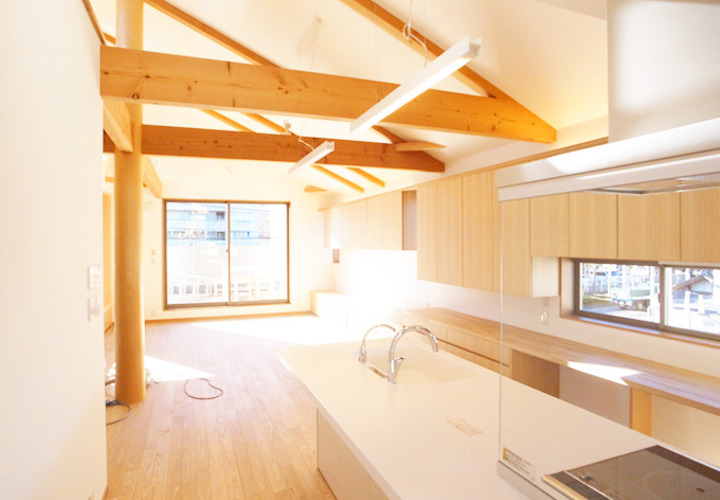 オープンキッチンから続くリビング