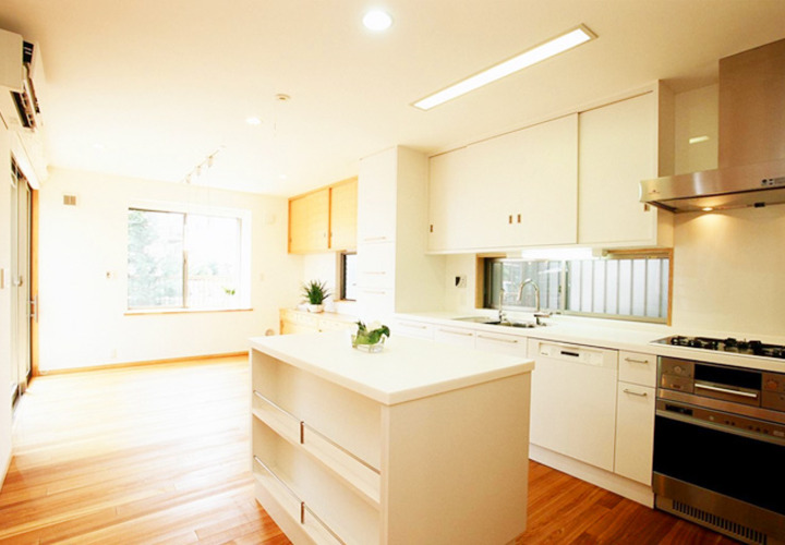 アイランド型の収納テーブルを配したキッチン