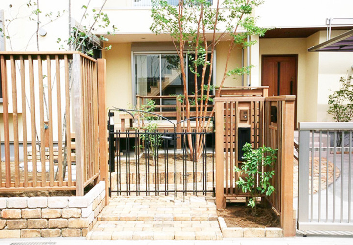 全面道路から庭と玄関を眺める