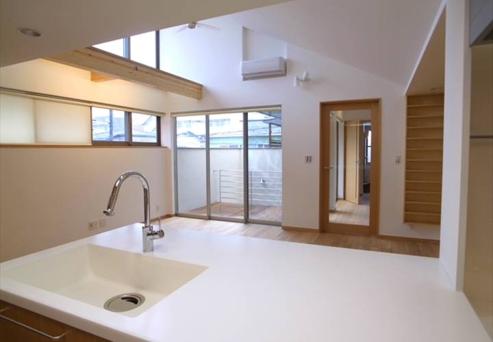 キッチンからリビングを見る