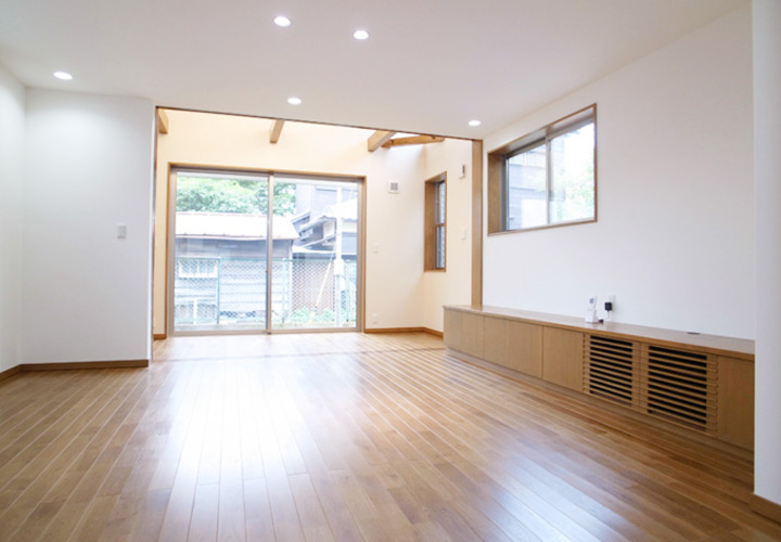 木のフローリングが気持ちいいリビング