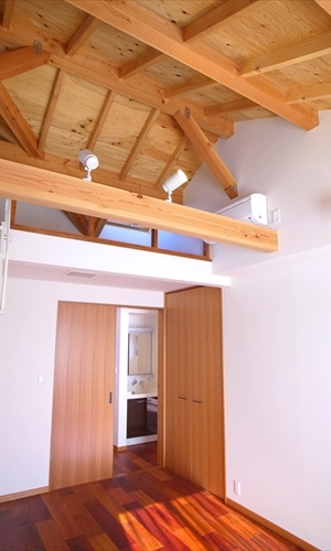 梁と天井を照らすライト