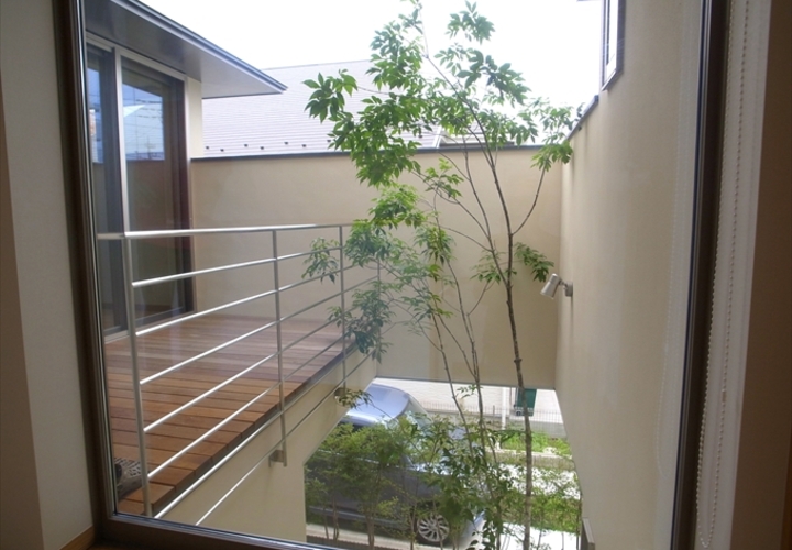 庭から伸びる木を楽しめる２階の窓