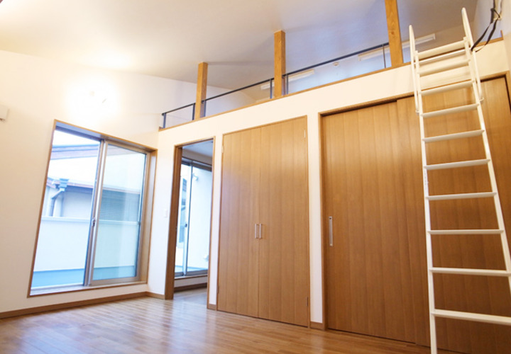 ロフト下に収納スペースを配置