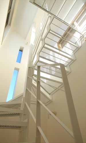 白い階段スペースから見える青空