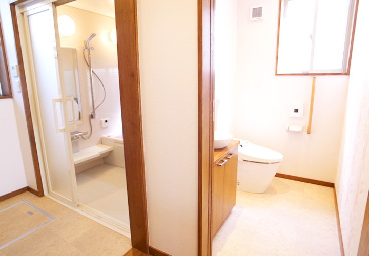 バリアフリーのバスルームとトイレ