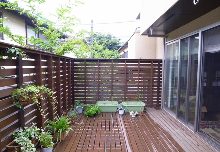 開放的で緑と調和されたウッドデッキ