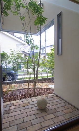 室内から見る玄関ポーチと駐車スペース