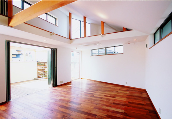 ウッドデッキとつながるリビング