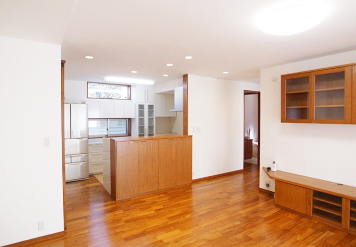 色を統一したフローリングのリビング