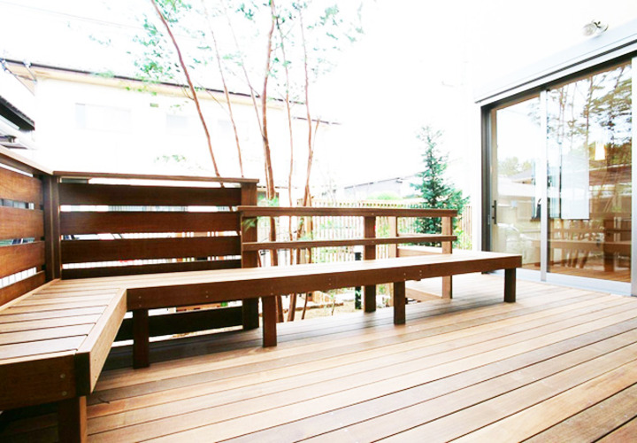 ウッドデッキのベンチで団らんの時間を過ごす