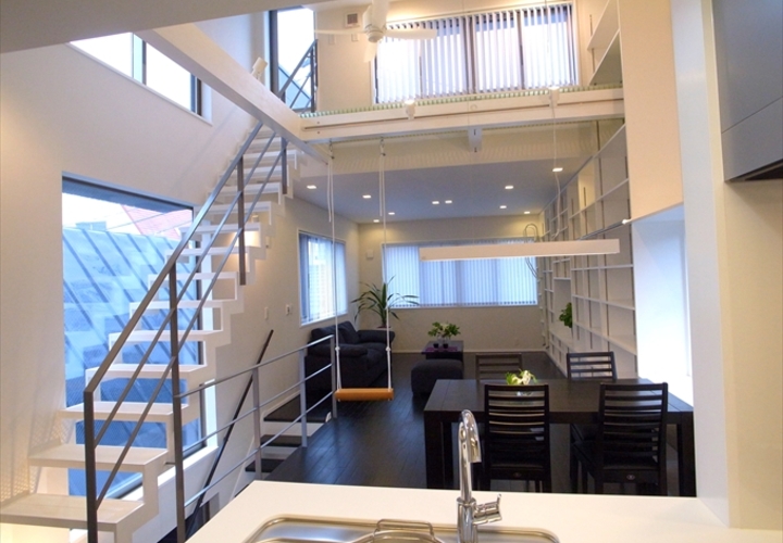 窓と吹き抜けが開放的な空間