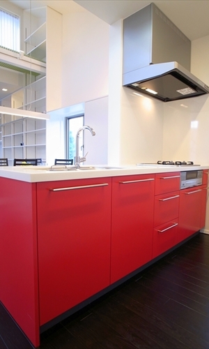 ビビッドな赤色のキッチン